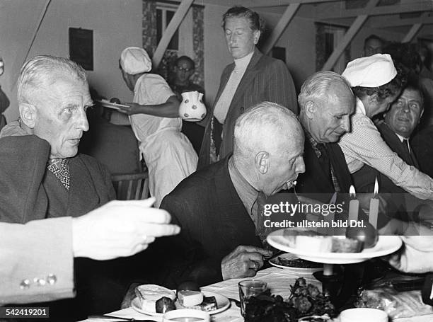 Heimkehrer aus Russland erhalten im Lager Friedland die erste Mahlzeit- 1955