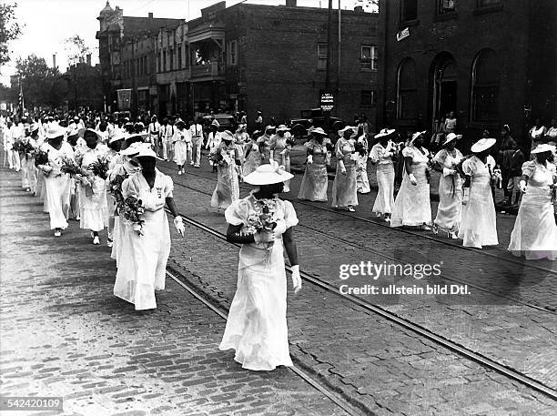 Festumzug in New Orleans, Louisiana, USA: Schwarze Frauen eines Vereins in festlicher Kleidung ziehen durch ihr Wohnviertel- 1930er Jahre
