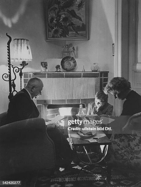 Familie im Wohnzimmer am Kaminfeuer- 1952