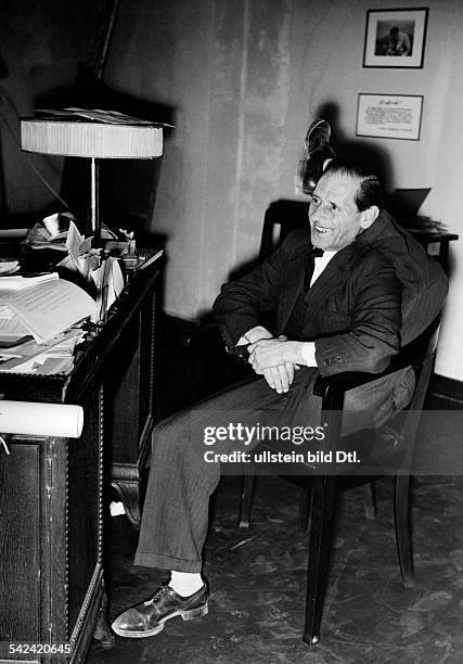 Jack Werry bei einer Gelenkigkeitsübungauf einem Bürostuhl- gegen 1944