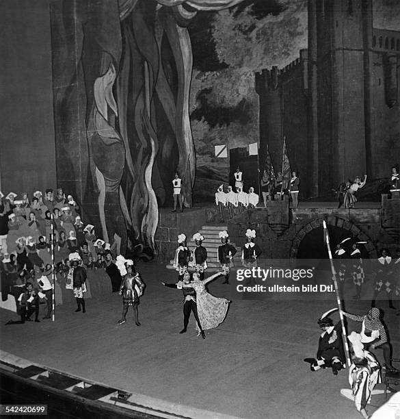 Auffuehrung "Joan von Zarissa" von WernerEgk in der Grossen Oper Paris- erschienen Illustr.32/1942