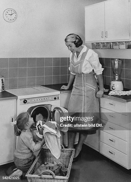 Frau mit Kind in der Küche beim Beladender Waschmaschine- 1958