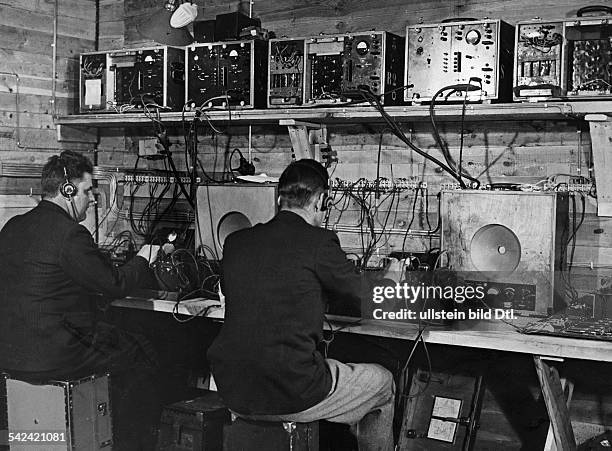 In der Verstärker-Zentrale unter derRedner-Tribüne auf dem Tempelhofer Feld,Berlin.1.5.1935