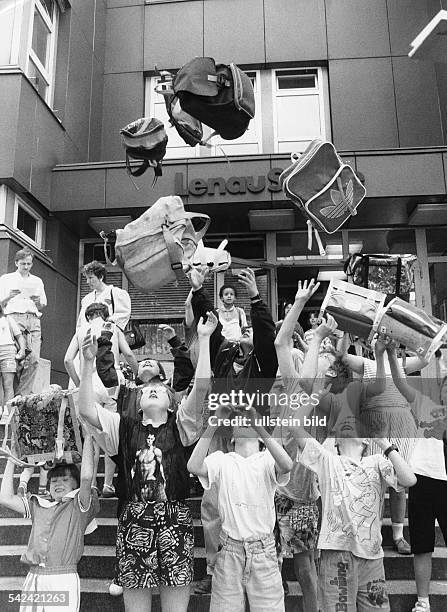 Lenau-Grundschule in Berlin - Kreuzberg : Kinder freuen sich über den Beginn der SchulferienJuli 1991