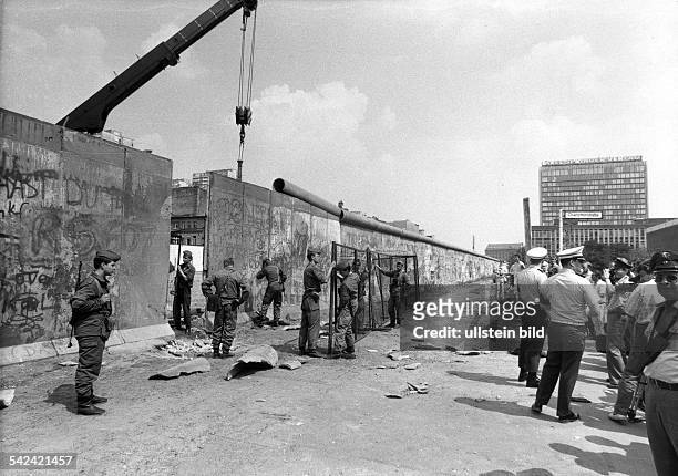 Bombenanschlag in der Charlottenstrassein Kreuzberg: Aufräumarbeiten durchGrenztruppen der DDR
