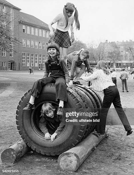 Schüler auf dem Pausenhof derRudolf-Hildebrand-Grundschule inMariendorf.Mai 1973