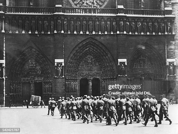 Deutsche Soldaten besichtigen die Kathedrale von Notre Dame in Paris- undatiert