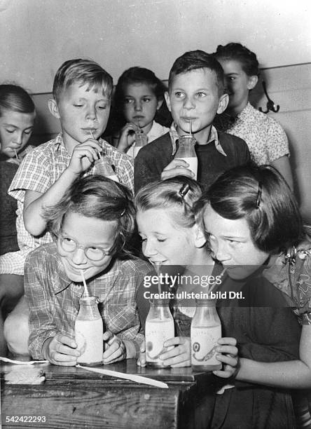 Verteilung von Milch und Kakao an Berliner Schulkinder- 1953