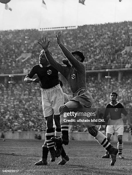 Olympische Spiele 1936 in Berlin- Fussball: Halbfinale, Italien-Norwegen 2:1 n.V. ;Spielszene im norwegischen Strafraum:Torwart und Verteidiger...