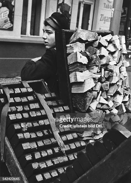 Kohlenträger mit Holz und Brikett- 1952