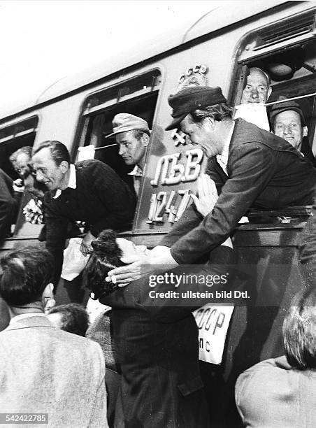 Ankunft österreichischer Spätheimkehrer auf dem Bahnhof in Wien- Juni 1955