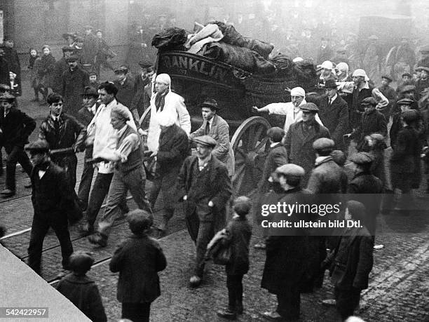 Streik der Bergarbeiter: Studenten ziehen einen mit Kohle beladenen Wagen an streikenden Arbeitern vorbei- 1914