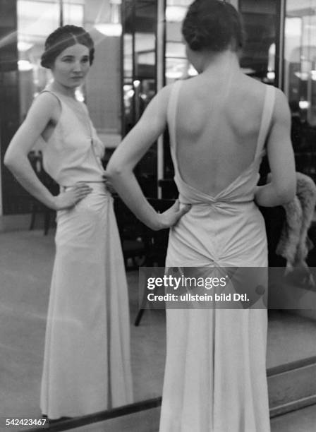 Model at the Chanel fashion house. Picture by Alfred Eisenstaedt 1933