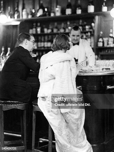 Switzerland Graubuenden : Couple in the bar of the Grand Hotel in St. Moritz - 1932 - Photographer: Alfred Eisenstaedt - Published by: 'Uhu' 8/1932...