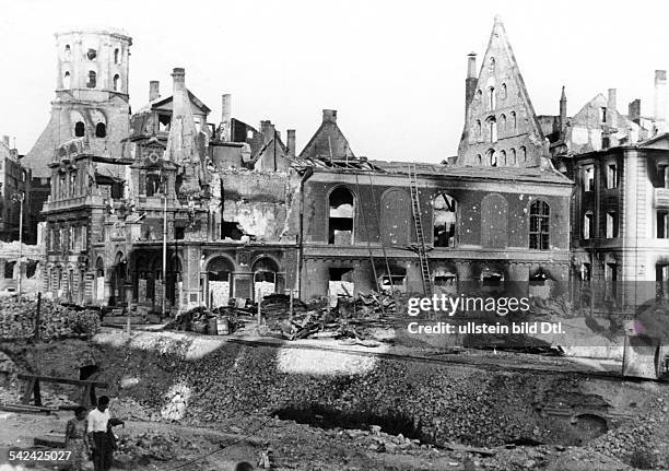 Zweiter Weltkrieg, Russlandfeldzug 1941 - Ostfront'Unternehmen Barbarossa'Deutscher Angriff auf die Sowjetunion ab - Zerstoerungen im Stadtbild von...