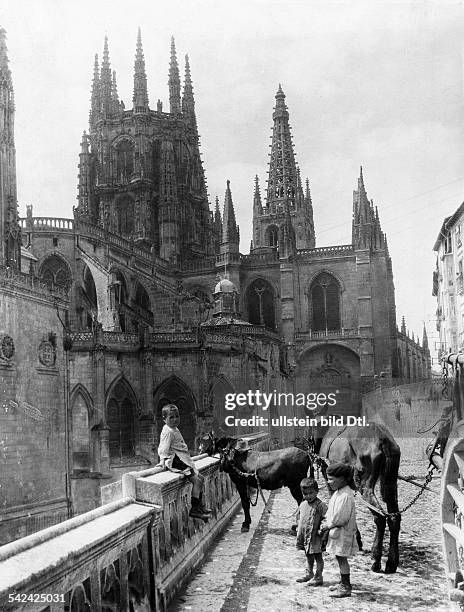 Spanien: Stadt Burgos: Die gotische Kathedrale Ansicht von Nordosten auf Chor, Vierungsturm und Querschiff. - 1929