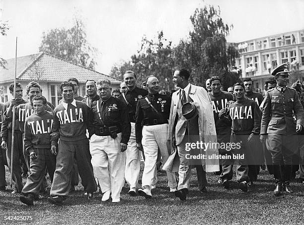 Olympische Spiele 1936 in Berlin- Olympisches Dorf in Doeberitz, 1934-1936 errichtet nach den Entwuerfen des Architekten Werner March:Besuch des...