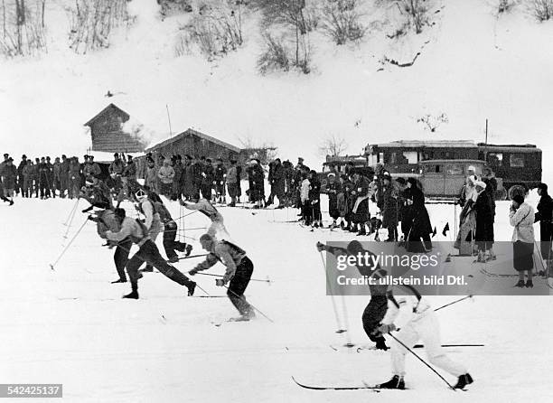 Start zum 4x10-km Staffellauf imSki-Stadion- Februar 1936