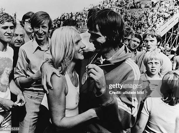 Carsten Keller , Kapitän der deutschenFeldhockey-Mannschaft, mit seinerEhefrau Rita nach dem Gewinn der Goldmedaille- September 1972