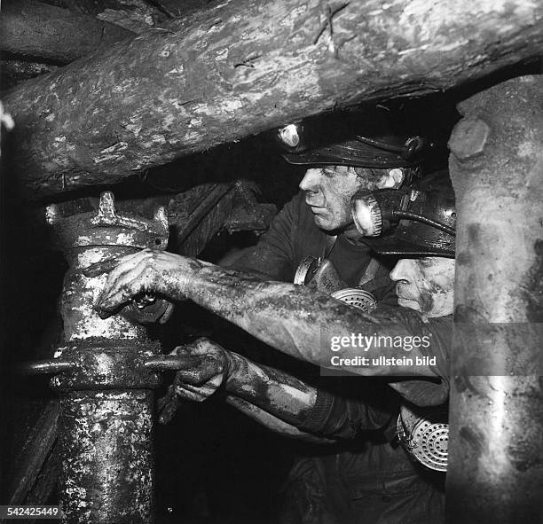 Bergarbeiter bei der Arbeit unter Tage im oberschlesischen Revier, Polen.1981