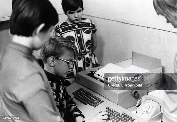 Schüler der E.O.-Plauen-Grundschule aneinem Computer- 1968