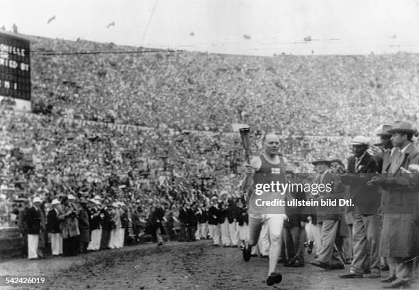 Eröffnungszeremonie :der Finne Paavo Nurmi bringt alsSchlussmann das Olympische Feuer in dasStadion