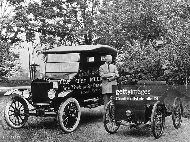 Cars Henry Ford I with his Ford Model T - undated, probably 1910 - Vintage property of ullstein bild