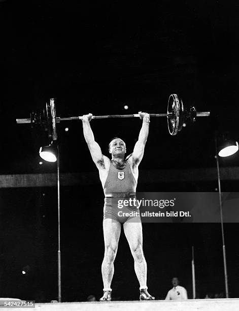 Olympische Spiele 1936 in BerlinLeichtschwergewicht: der Olympiasieger Louis Hostin stemmt die Hantel mit den Gewichtenwaehrend des Wettkampfes und...