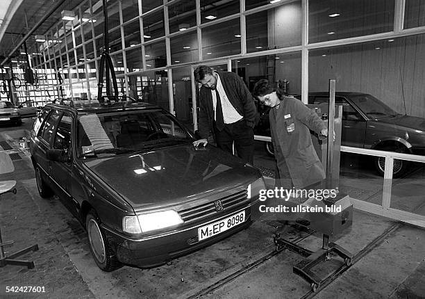 Auto bei Überprüfung der Lichtanlage beimTÜV in München- 1993