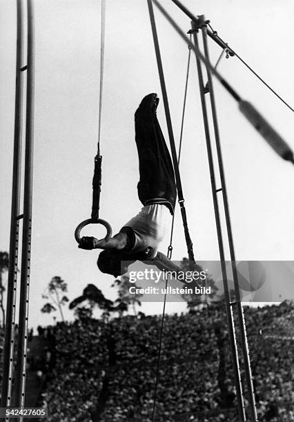 Olympische Spiele 1936 in Berlin- Turnen: Einzel Maenner Ringe;Olympiasieger Alois Hudec beimHandstand vor den vollbesetzten Raengen inder...