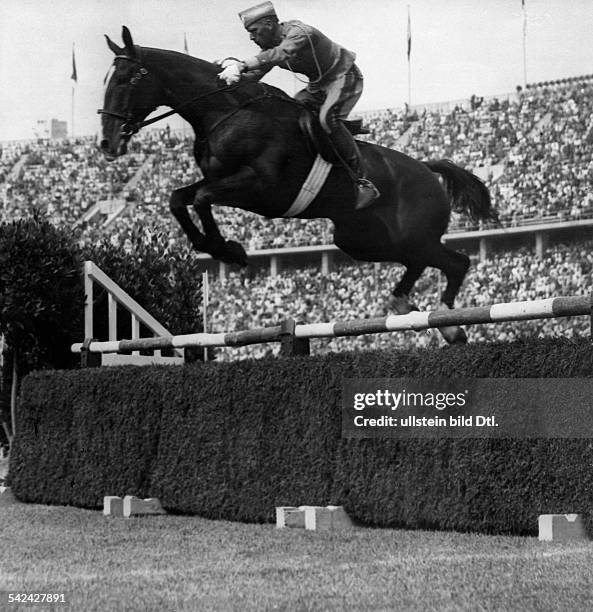 Olympische Spiele 1936 in Berlin- Vielseitigkeitsreiten: Kapitaenleutnant Hans Mathiesen Lunding beim Sprung ueber ein Hindernis; er gewinnt die...