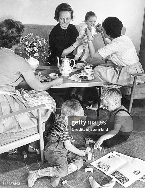 Germany Bavaria Munich - young women having a coffee klatsch- 1960er Jahre