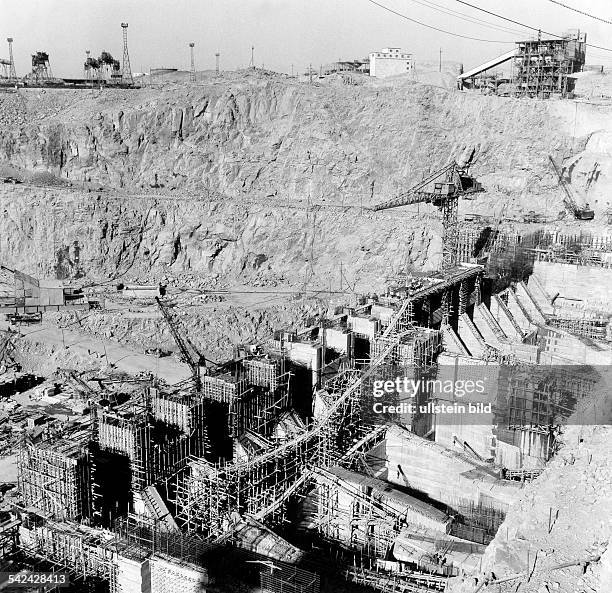 Bau des Assuan-Staudamm: Blick auf dieBaustelle des Wasserkraftwerkes amAbleitungskanal - 1967