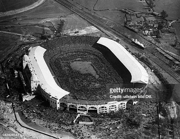 Luftaufnahme vom Wembleystadion nach demEnde des englischen Fussball - PokalFinales, dem laut Bildbeschriftung fast200.000 Zuschauer beiwohnten:...