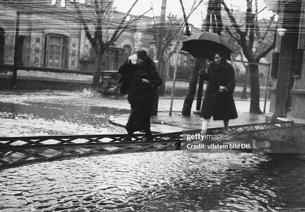 Argentinien, Buenos Aires - zwei Frauen gehen über eine improvisierte Brücke