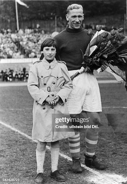 Trautmann, Bernhard Carl 'Bert' *-Fußballspieler, DTorwart bei 'Manchester City'- erhaelt von einem Maedchen einen StraußBlumen, bevor seine...