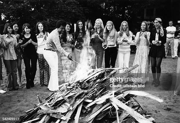 Party mit Roberto Blanco und Jugendlichen in Berlin- 70er Jahre