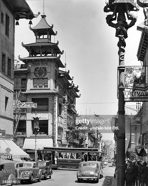 Kalifornien, San FranciscoChinatown: Blick in die Grant Avenue - ein Cable-Car kreuzt1949