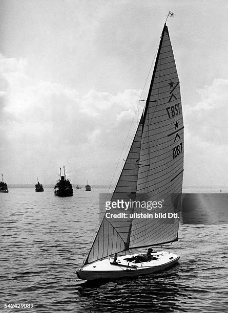 Olympiade 1936 in Kiel, Segeln- Starboot-Klasse: die deutschen Olympiasieger Peter Bischoff und Hans-Joachim Weise inihrem Starboot 'Wannsee'- August...