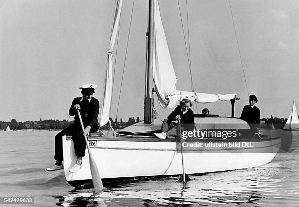 Wassersport, Segeln: Segler paddeln bei Windstille auf einem Segelboot- erschienen 1952- Foto: Rudolf Zscheile