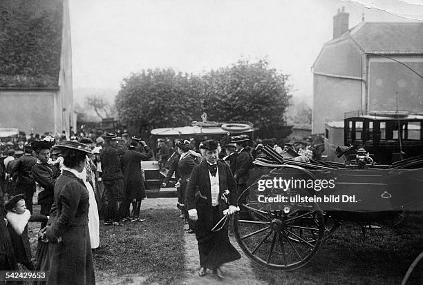 Herzogin d'Uzes auf einer Jagd- 1911die erste Frau mit einem Führerschein