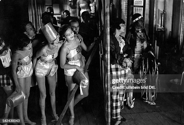 Revue girls The Tiller-Girls backstage - 1928 - Vintage property of ullstein bild