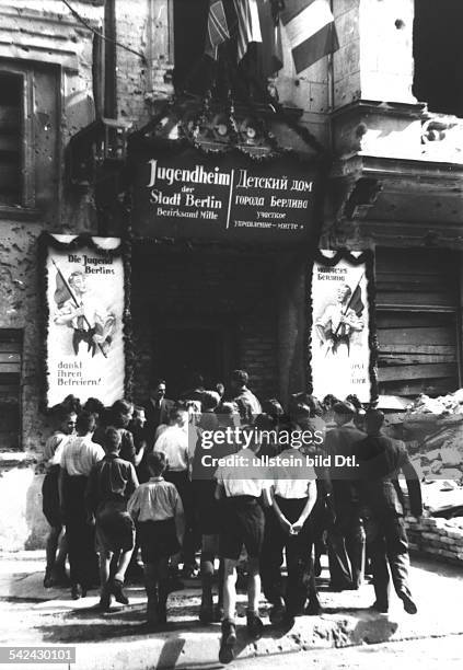 Einweihung des ersten Jugendheimes derStadt Berlin nach dem Zusammenbruch.um 1946