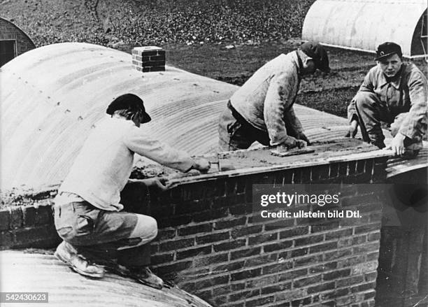 Bauarbeiter bauen Notwohnungen fürBergarbeiter im Ruhrgebiet, diesog. Nissenhütten- 1947