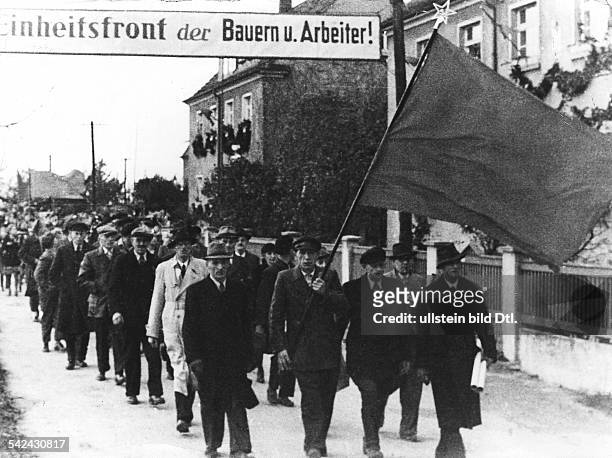 Demonstration zur Bodenreform: Arbeiter und Bauern auf dem Wege zur Aufteilung eines Rittergutes - September 1945