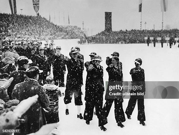Eröffnungsfeier im Skistadion vonGarmisch-Partenkirchen:- Die Mitglieder der deutschenOlympiamannschaft marschieren ins Stadionein und entbieten...