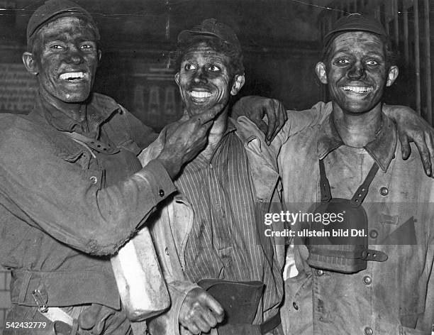Drei Bergmänner in Arbeitskleidung- 1959