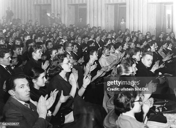 Zuschauer im Kino applaudieren- um 1960