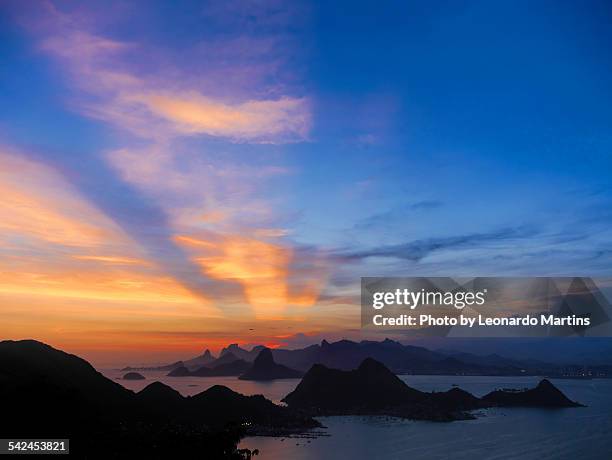 o pôr do sol visto de niterói - pôr do sol fotografías e imágenes de stock