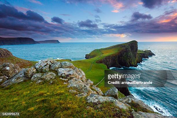 scotland, isle of skye, neist point, scenic view of coastline - skye stockfoto's en -beelden